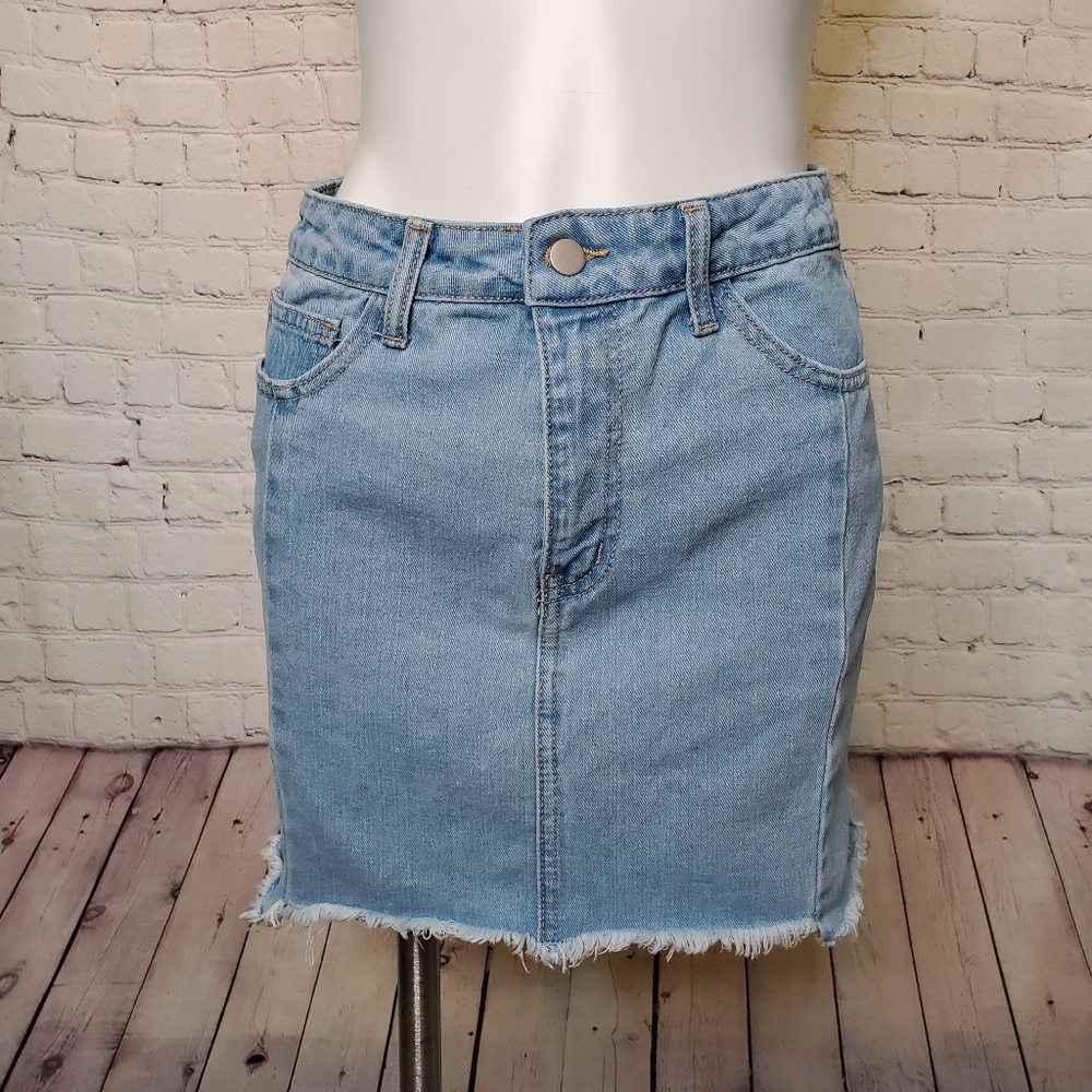 Forever 21 Frayed Edge Light Wash Jean Skirt Size M